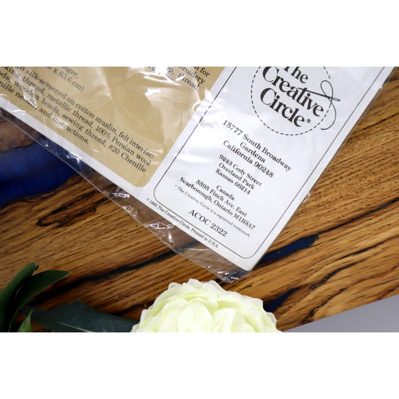 Vntg The Creative Circle Crewel Kit Needlework Christmas Season's Greetings 2706 - Picture 3 of 4